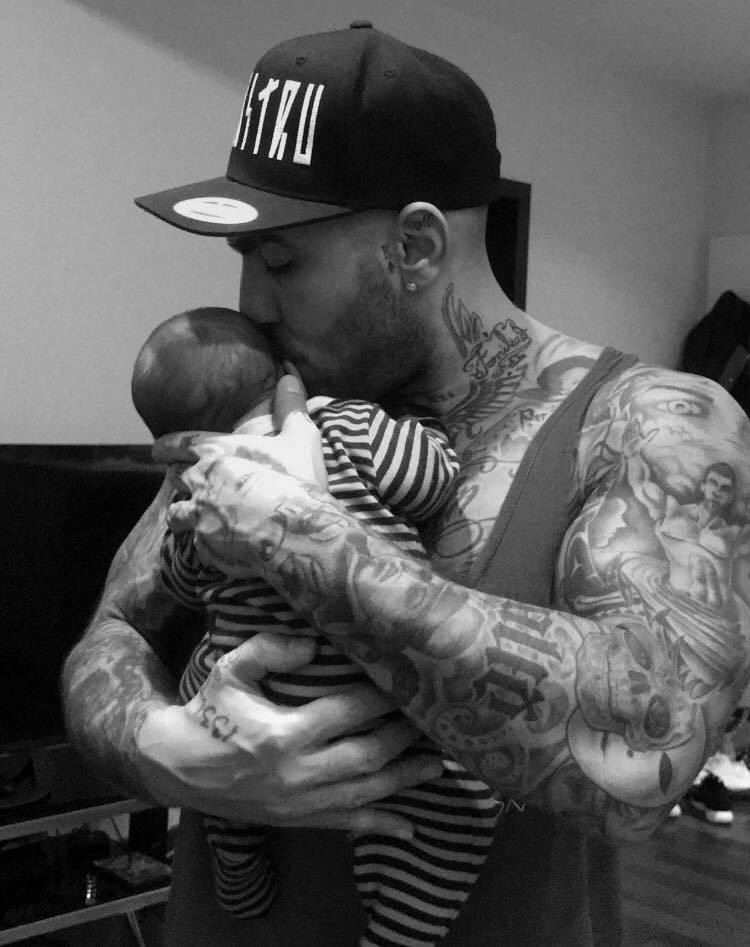 Alex Velea, imagine emoţionantă alături de fiul său.