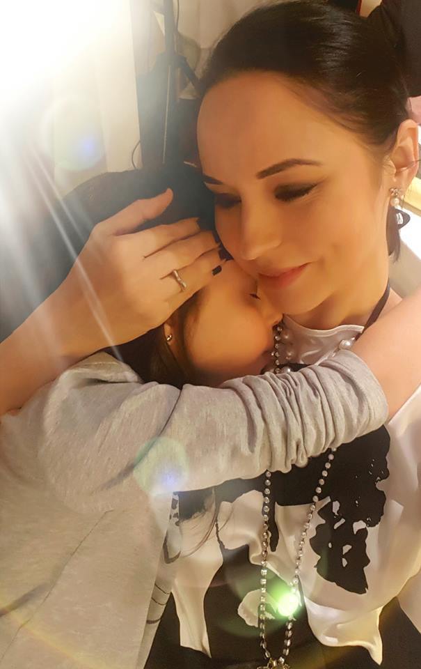 Andreea Marin a petrecut noaptea dintre ani cu fiica ei, Violeta.