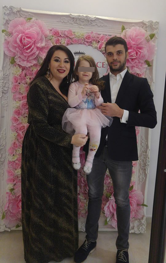 Oana Roman, primul Revelion alături de soţul şi fiica lor.
