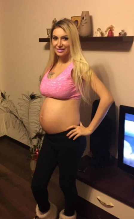 Sexy Brăileanca şi-a arătat burtica de gravidă