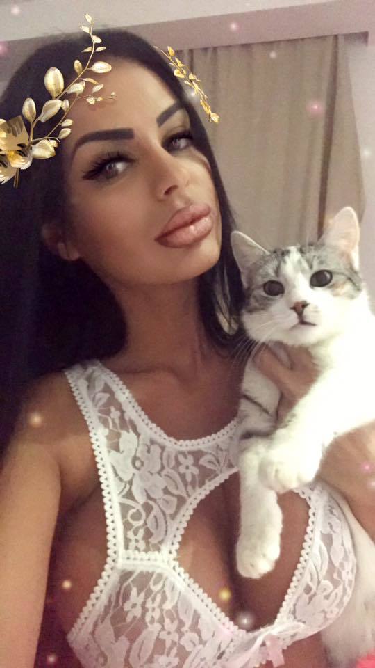 Renata, în desuu sexy cu pisoiul la piept