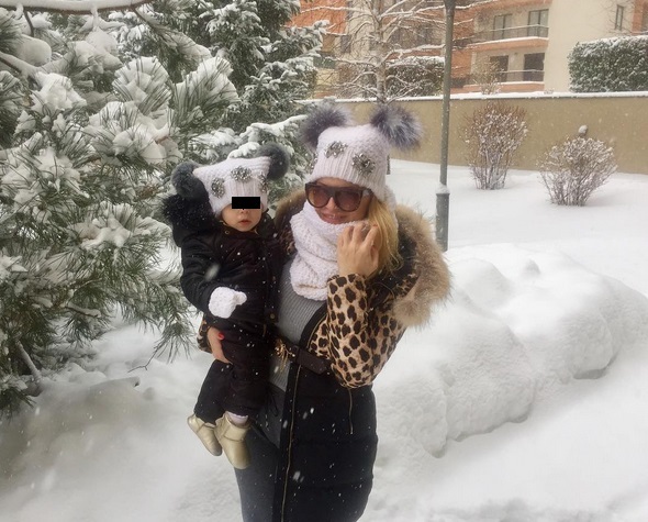 Anda Adam şi-a scos fetiţa la zăpadă