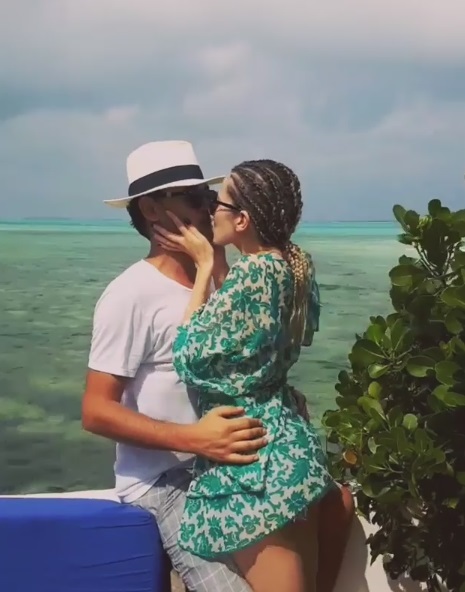 Lidia Buble l-a pus pe jar cu sărutări pătimaşe şi o ţinută sexy