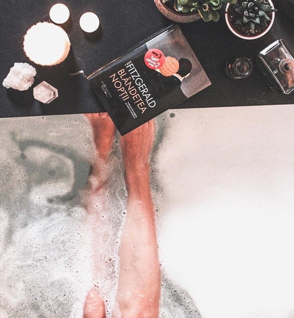 Jojo se relaxează cu baie fierbinte