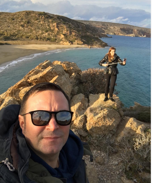 Daniel Buzdugan se mândreşte cu soţia lui, cu care se află în vacanţă, în Creta.