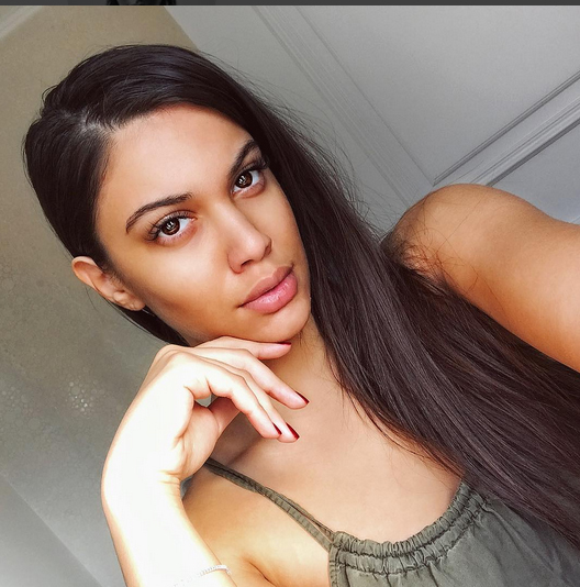 Betty Salam a atras atenţia fanilor cu buzele sale.