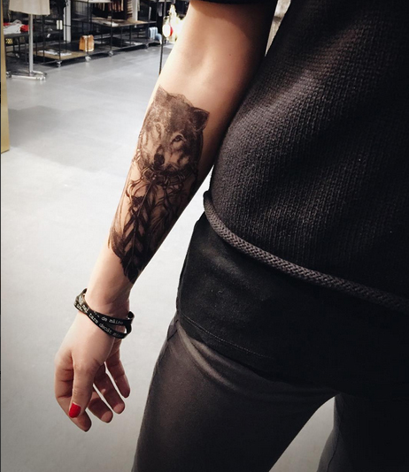 Roxana Ionescu şi-a tatuat un lup pe antebraţ.