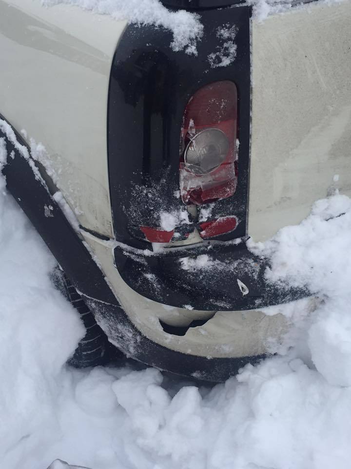 Maşina Denisei a fost lovită de un utilaj de deszăpezire.