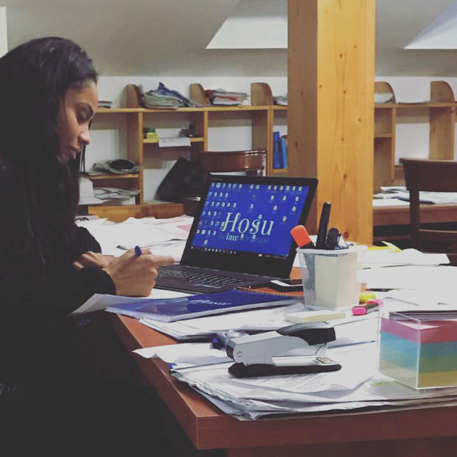 Laurette lucrează într-un cabinet de avocatură.