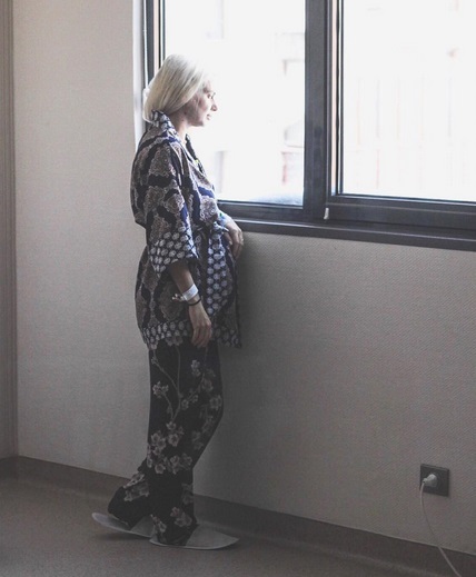 După ce s-a dat jos din pat, Jojo a dat fuga la fereastră