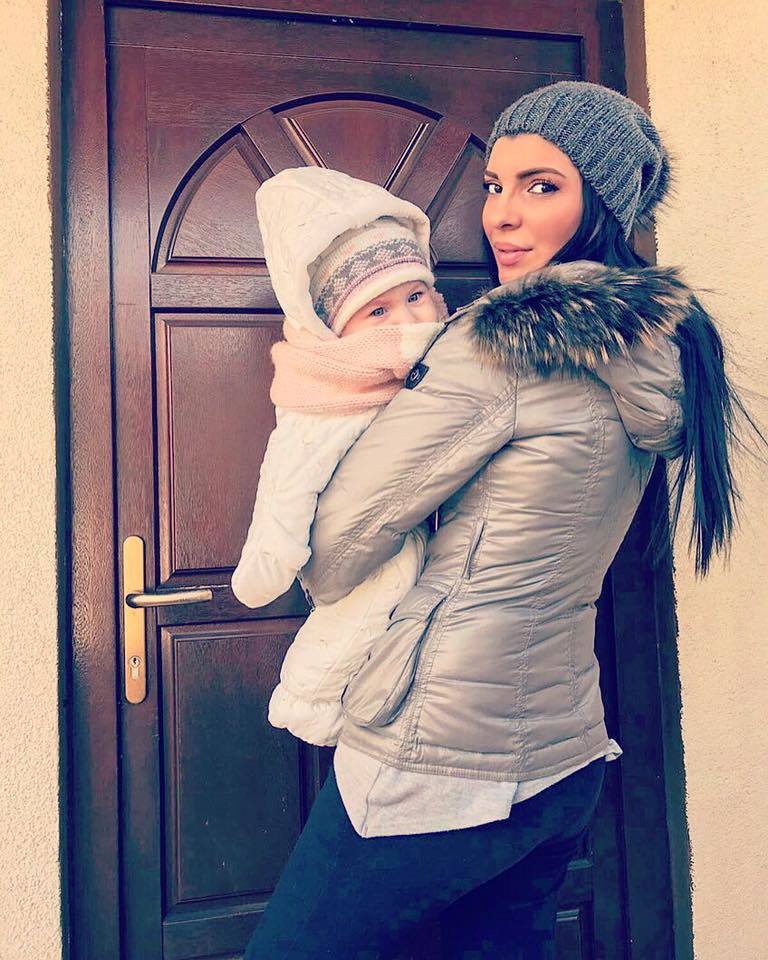 Andreea Tonciu şi-a scos fetiţa la zăpadă
