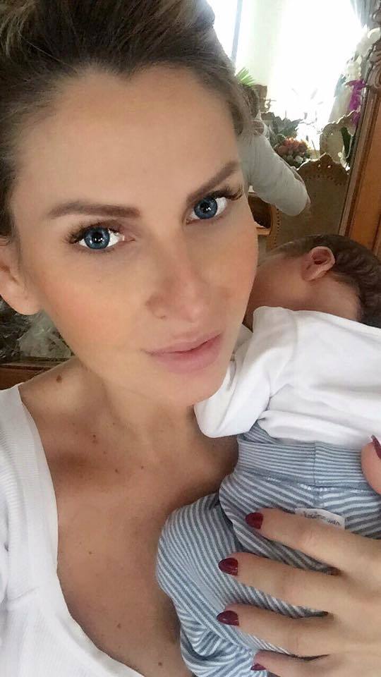 Andreea Bănică, împreună cu fiul ei de două luni, Noah