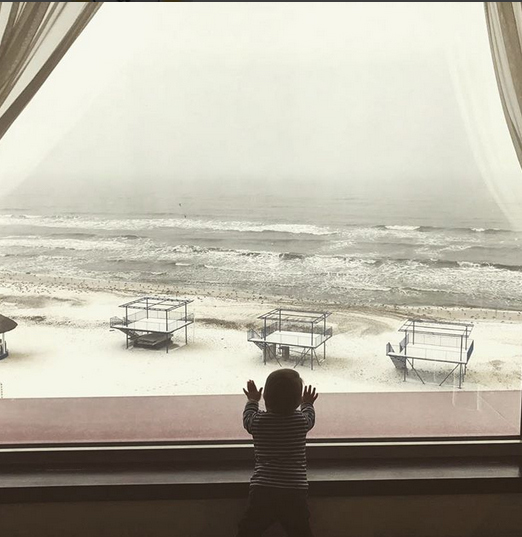 Alexandru, fiul Adelei şi al lui Radu, stă deja în picioruşe.