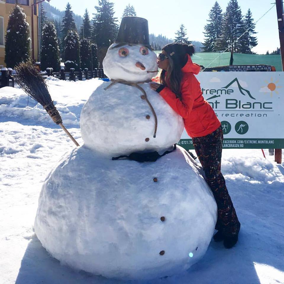Diana Munteanu sărută un om de zăpadă.