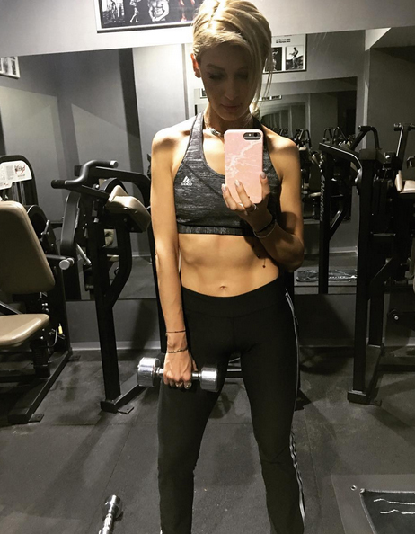 Alina Eremia licrează intens în sala de fitness pentru a se menţine în formă.