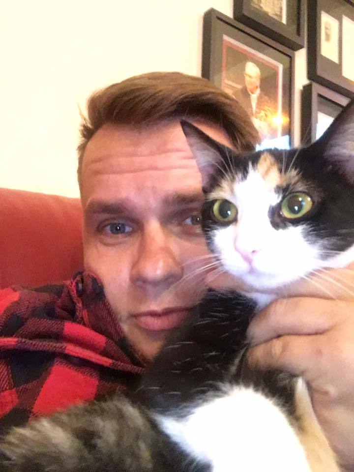 Codin Maticiuc a petrecut Ziua Îndrăgostiţilor acasă, cu pisica.