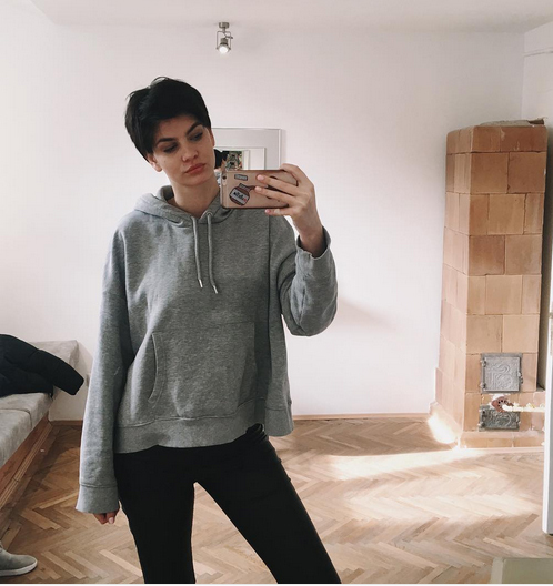 Laura GIurcanu a adoptat un nou look.