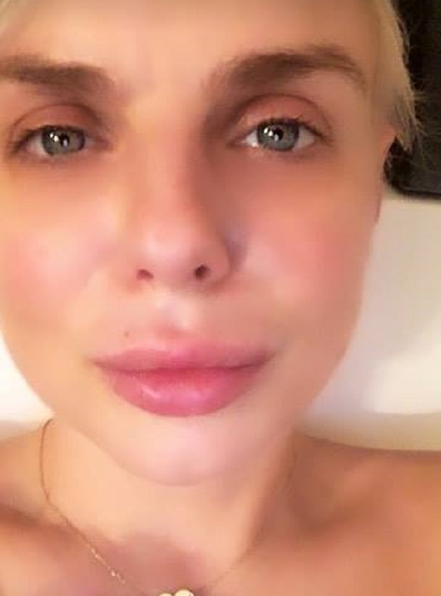 Jojo s-a pozat nemachiată în cadă.