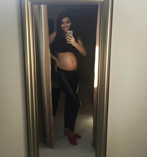 Sandra şi Adi Mutu urmează să devină părinţi peste aproximativ o lună.