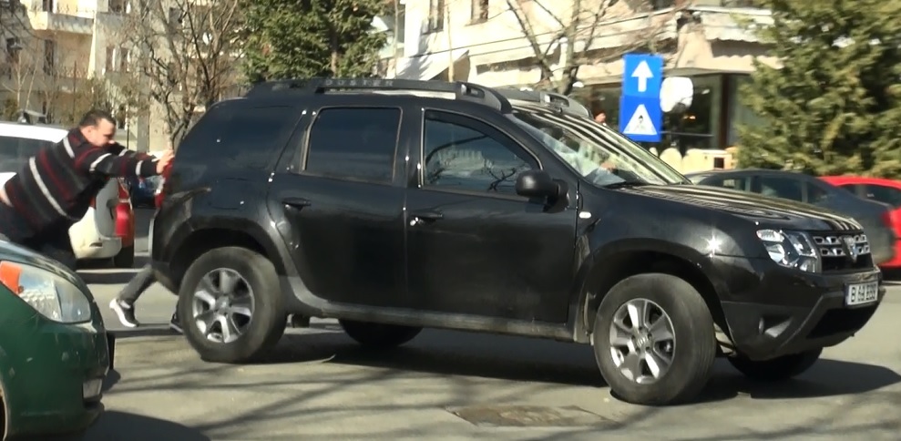 Înainte ca şeful să-şi facă apariţia, angajaţii pornesc suv-ul în varianta manuală 