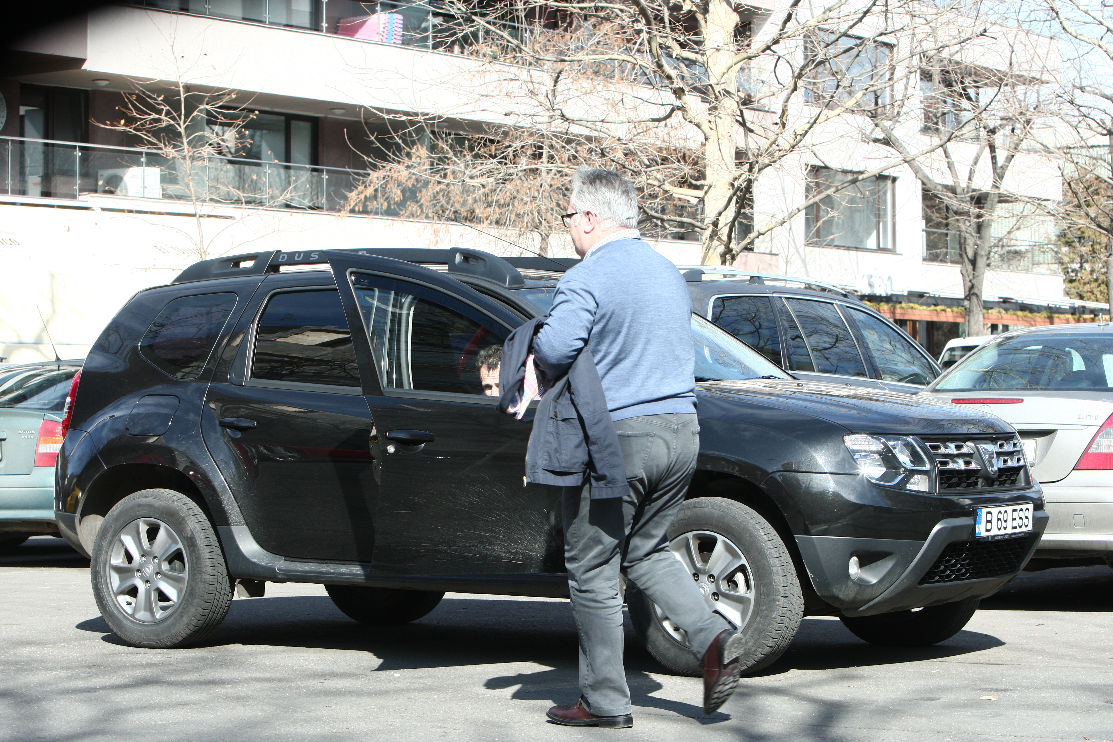 La apariţia senatorului, şoferul îi deschide portiera 