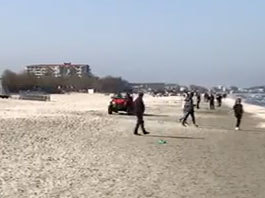 Înainte de tragicul eveniment, bărbatul gonea nestingherit pe plajă, printre turişti 