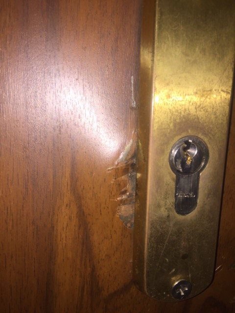 Uşa locuinţei Simonei Traşcă a fost forţată