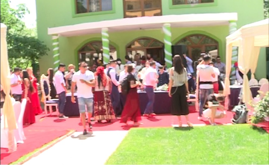 Familia viitoarei mirese au pregătit curtea palatului la fel ca la nunţile cu pretenţii 