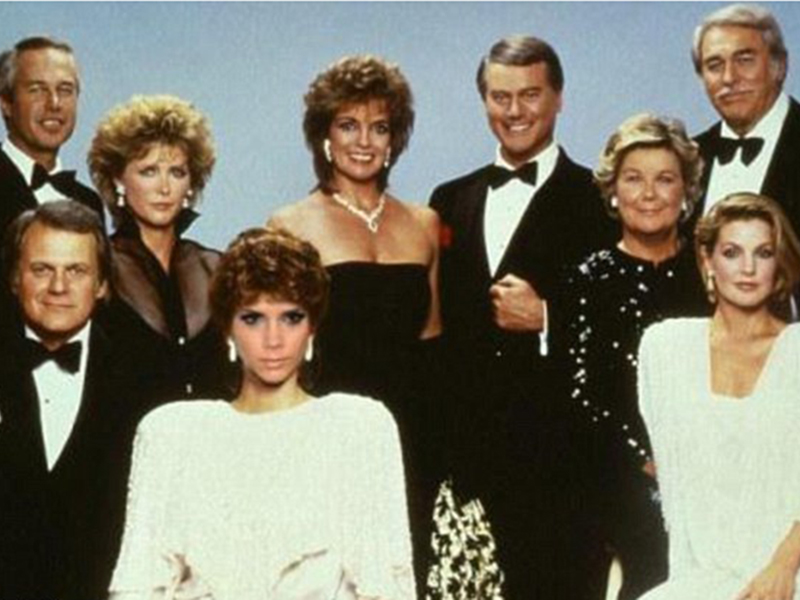 Victoria Beckham ştie să fie şi amuzantă! Mult prea serioasa vedetă s-a îmbrăcat în Pam din Dallas! Nu poţi rata aşa imagini unice