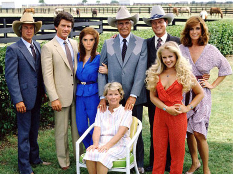 Victoria Beckham ştie să fie şi amuzantă! Mult prea serioasa vedetă s-a îmbrăcat în Pam din Dallas! Nu poţi rata aşa imagini unice