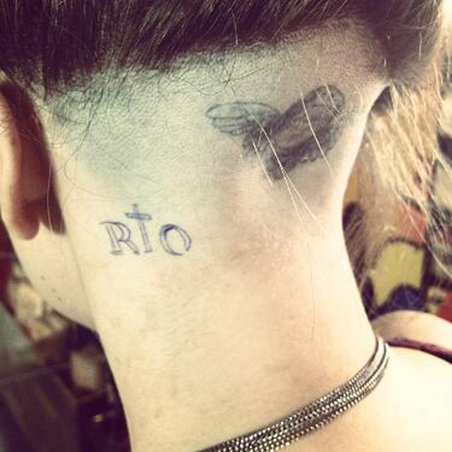 Lady Gaga s-a ras în cap şi are un nou tatuaj făcut în cinstea oraşului Rio de Janeiro! Îţi place sau nu?