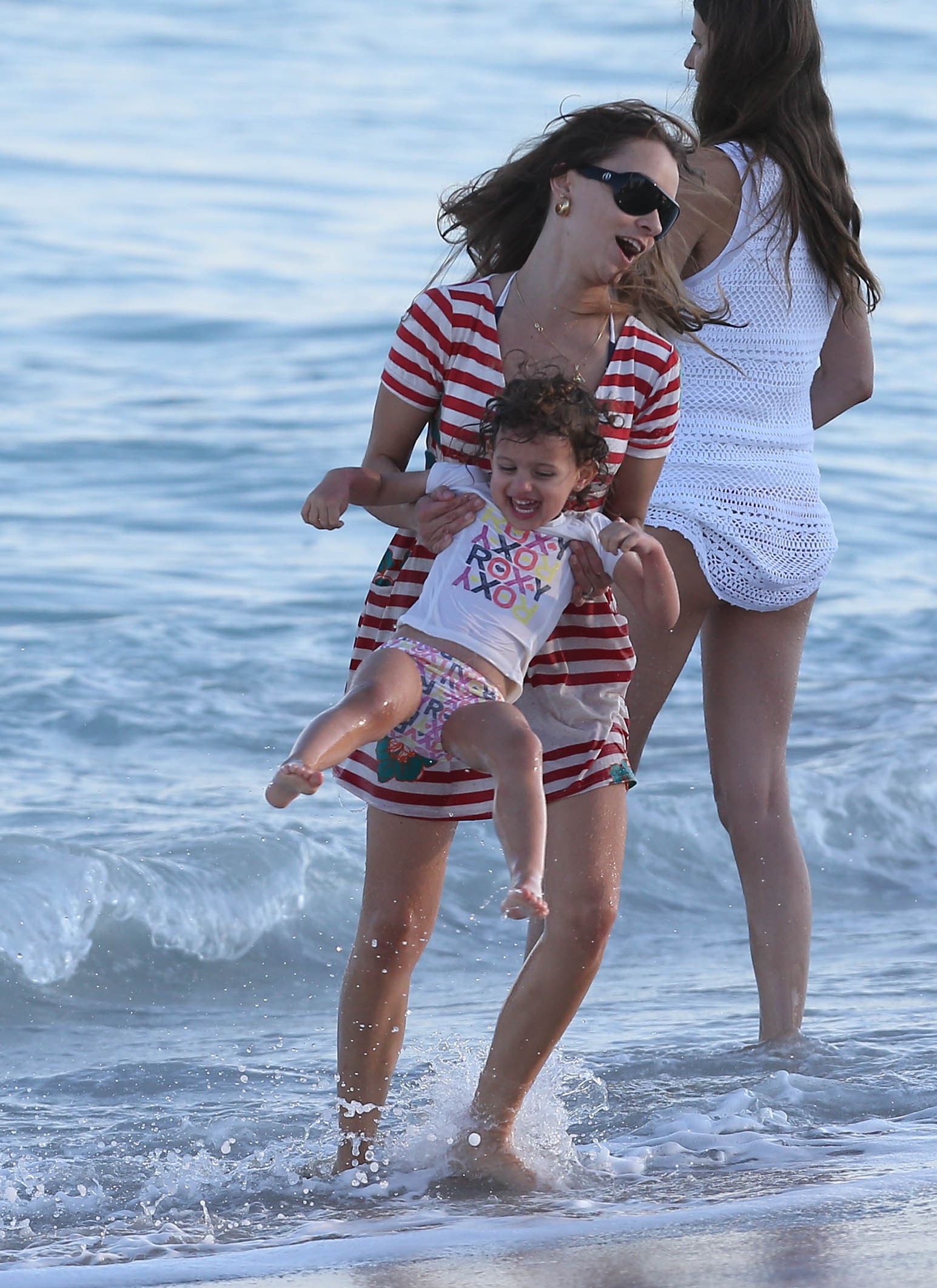 Madonna, o zi la plajă alături de copii! Uite-o pe divă complet naturală, în ipostaza de mămică fericită!