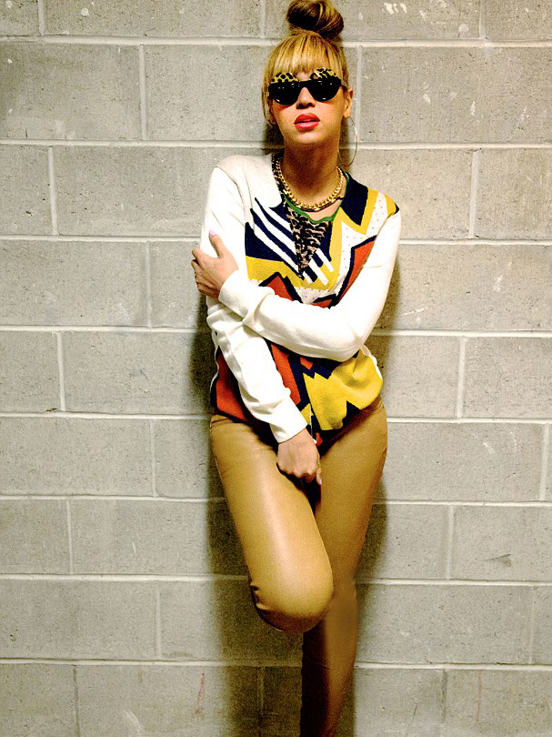Uber cool! Beyonce şi-a arătat picioarele super sexy într-un pictorial inedit!