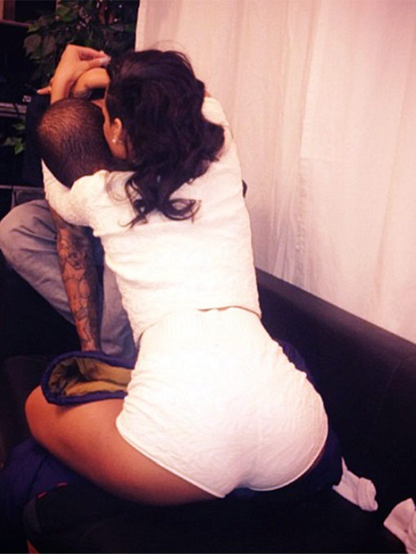 Este oficial! Rihanna se sărută cu Chris Brown: