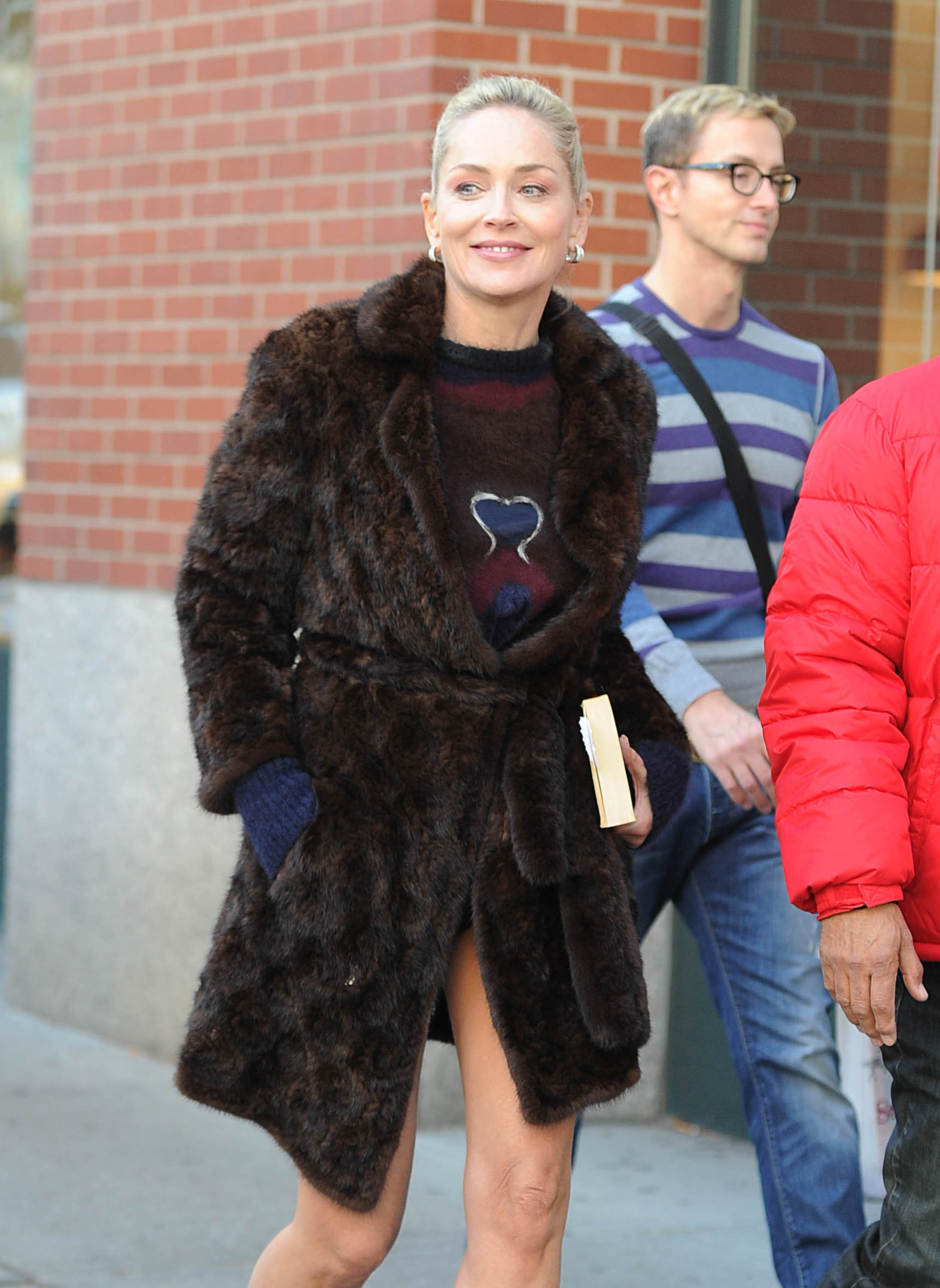 Nu îndrăzneşti să zici că are 54 de ani! Sharon Stone, mai sexy ca o puştoaică de 18 ani! Uite ce picioare superbe are!