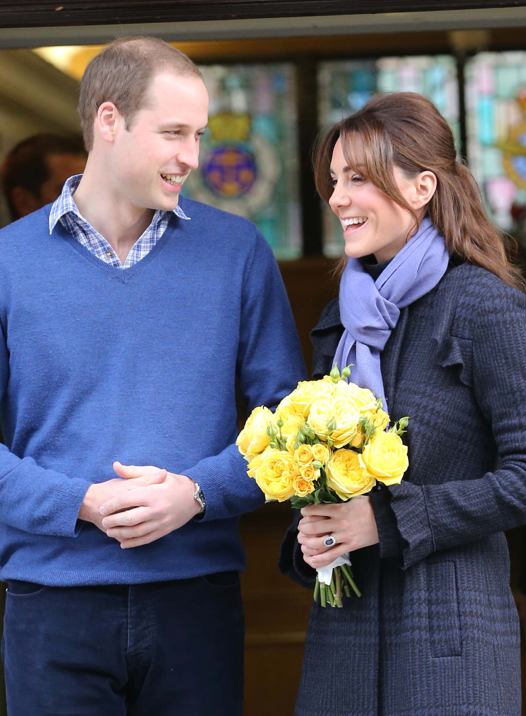 Primele declaraţii ale Prinţului Charles! Fericita mămică Kate Middleton a ieşit din spital! Ce bine arată, nu-i aşa?