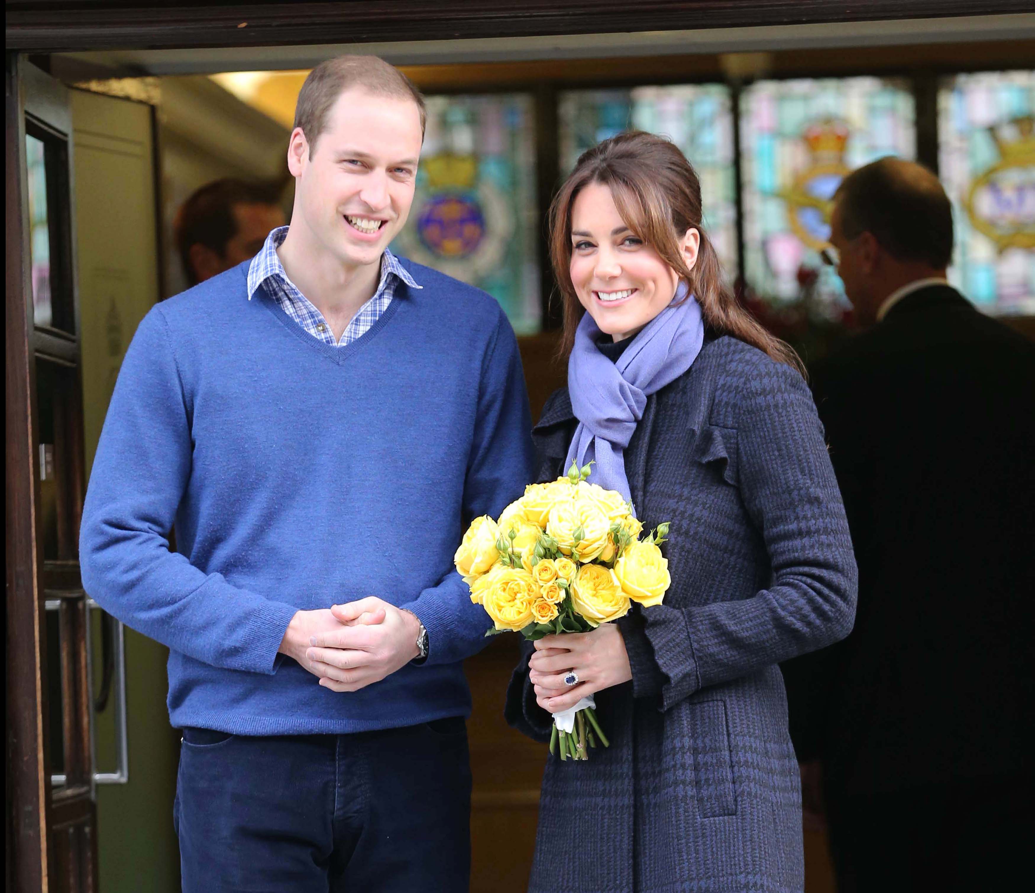 Primele declaraţii ale Prinţului Charles! Fericita mămică Kate Middleton a ieşit din spital! Ce bine arată, nu-i aşa?