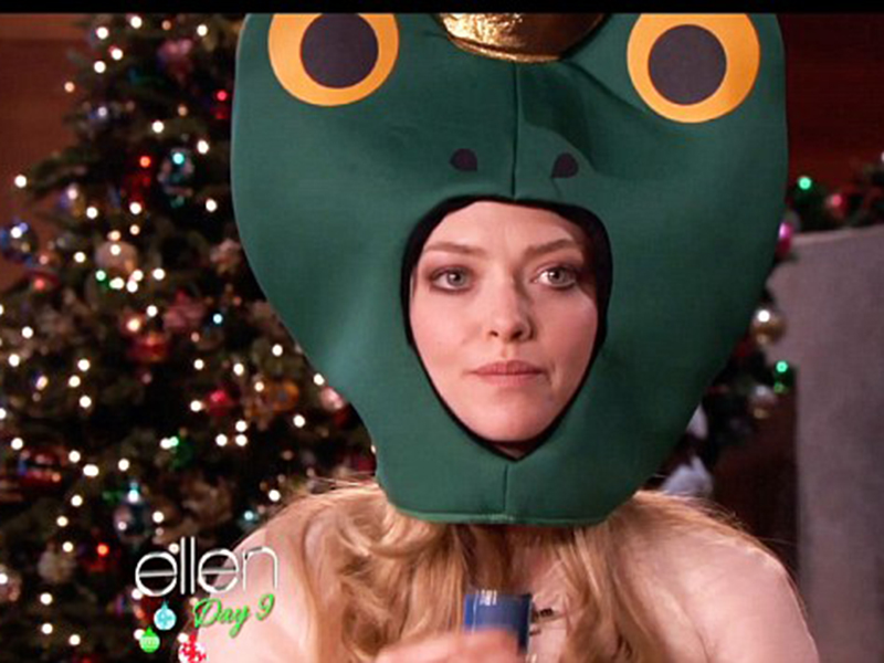 Una dintre cele mai frumoase femei de la Hollywood s-a costumat în broască şi a cântat rap! Un video ce o să-ţi placă la culme!