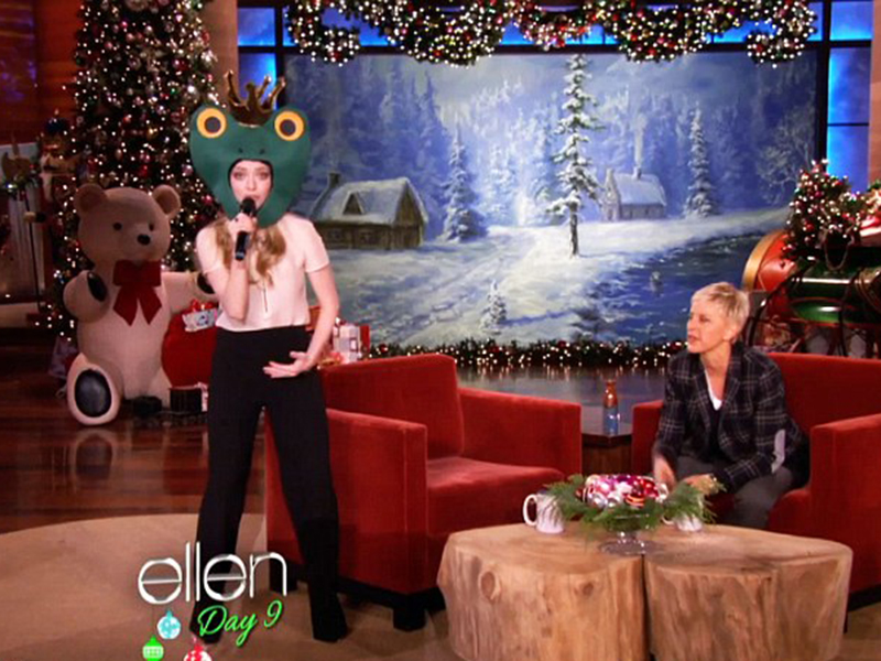 Una dintre cele mai frumoase femei de la Hollywood s-a costumat în broască şi a cântat rap! Un video ce o să-ţi placă la culme!