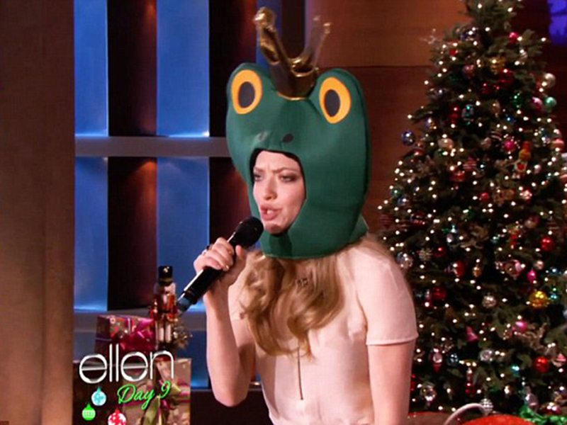 Una dintre cele mai frumoase femei de la Hollywood s-a costumat în broască şi a cântat rap! Un video ce o să-ţi placă la culme!