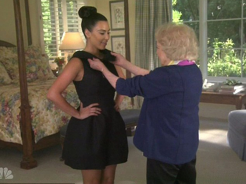 Transformare incredibilă pentru Kim Kardashian! A fost îmbrăcată şi coafată de Betty White, bătrânica de 90 de ani!
