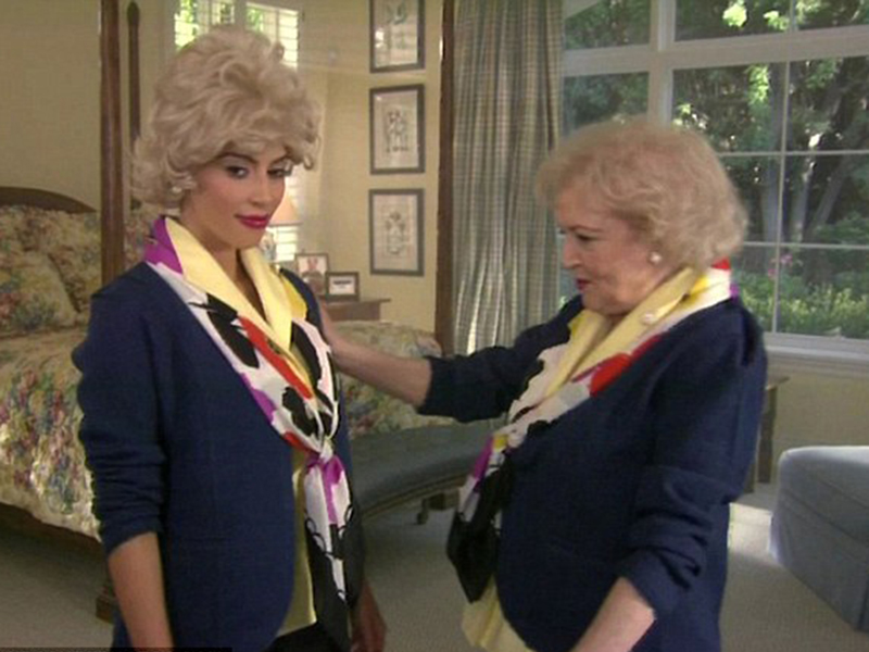 Transformare incredibilă pentru Kim Kardashian! A fost îmbrăcată şi coafată de Betty White, bătrânica de 90 de ani!