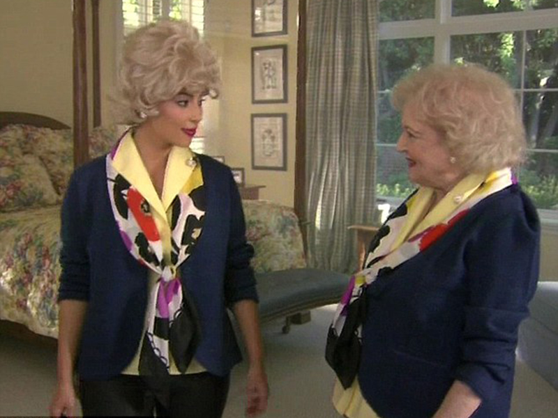Transformare incredibilă pentru Kim Kardashian! A fost îmbrăcată şi coafată de Betty White, bătrânica de 90 de ani!