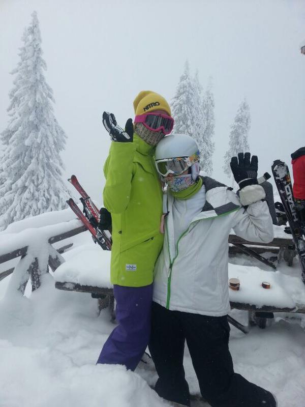 Fotomodelul si buna ei prietena petrec toata ziua pe partie