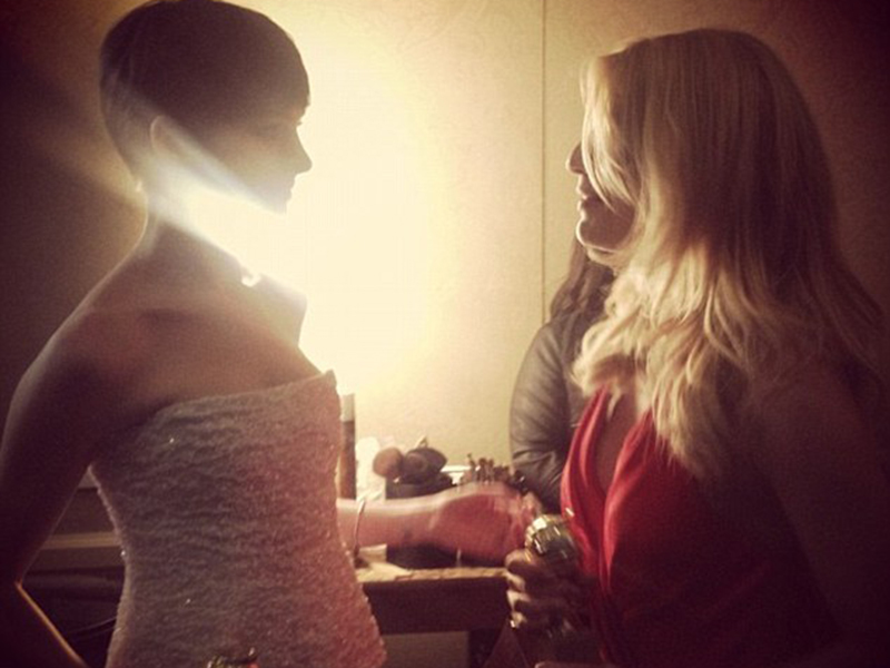 Câştigătoarele: Anne Hathaway şi Claire Danes poartă o mică discuţie după ce şi-au luat premiile