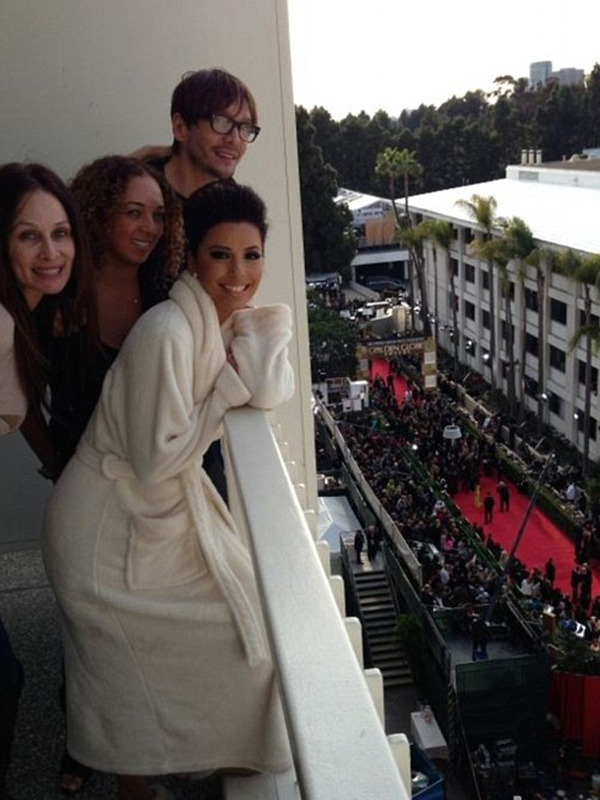 Eva a pus o fotografie de la balconul camerei sale, de unde putea observa covorul roşu