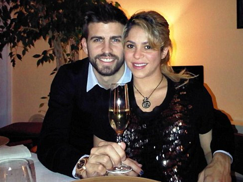 Shakira mai are puţin şi devine oficial mămică! Uite ce fericită este cântăreaţa, cu burta la gură, lângă Piqué!