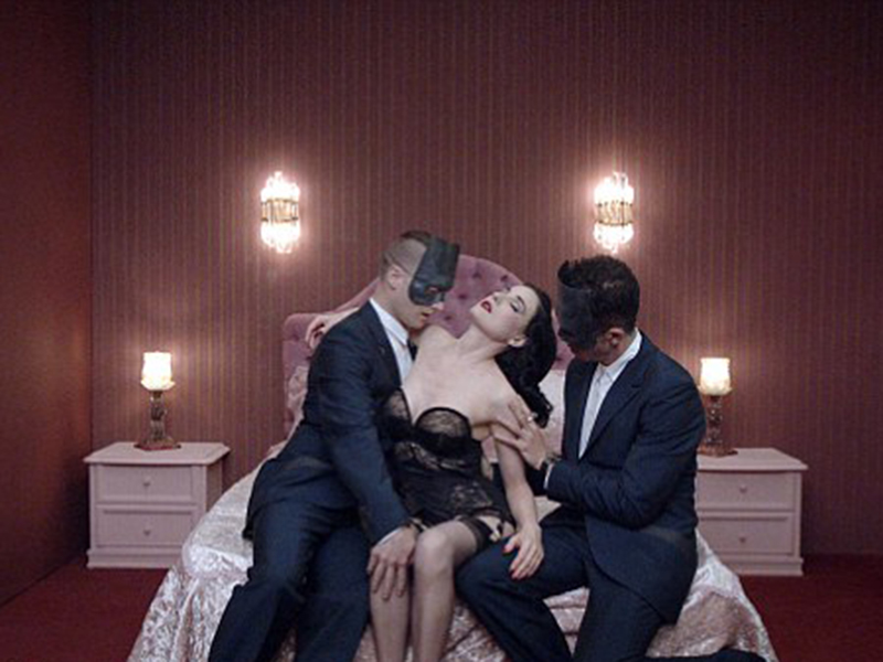 Provocatoarea Dita Von Teese s-a lansat în muzică! Cu toate astea, nimeni nu-i va asculta piesa la cât de bine arată!