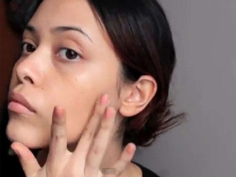 Vrei să arăţi ca Inna? Uite ce trebuie să faci, pas cu pas, astfel încât să obţii un machiaj ca al artistei în clipul India!