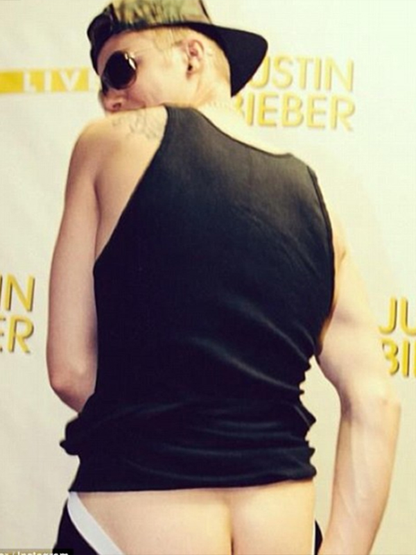 A luat-o razna? Justin Bieber şi-a arătat fundul fanilor, pe o reţea de socializare!